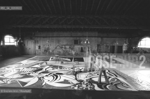 VENEZIA 1976 VITTORIO BASAGLIA CHE PREPARA LE SCENOGRAFIE PER BALLETTO ALLA FENICE © ARCHIVIO Graziano Arici/Rosebud2  BALLETTO DALLA COMMEDIA LAMOR DI DON PERLIMPIN E BELISA NEL SUO GIARDINO MUSICA COMPOSITORE LUIGI NONO SCENOGRAFO SCULTORE VITTORIO BASAGLIA SALONE SCENOGRAFIE TEATRO LA FENICE