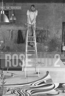 VENEZIA 1976 VITTORIO BASAGLIA CHE PREPARA LE SCENOGRAFIE PER BALLETTO ALLA FENICE © ARCHIVIO Graziano Arici/Rosebud2  BALLETTO DALLA COMMEDIA LAMOR DI DON PERLIMPIN E BELISA NEL SUO GIARDINO MUSICA COMPOSITORE LUIGI NONO SCENOGRAFO SCULTORE VITTORIO BASAGLIA SALONE SCENOGRAFIE TEATRO LA FENICE