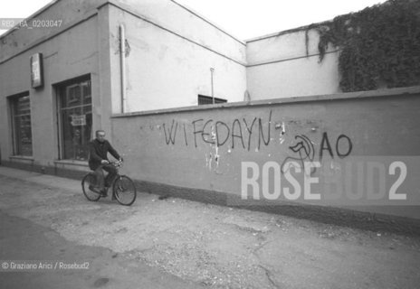 MESTRE 1976 SCRITTA SU UN MURO MANIFESTAZIONE PALESTINESI © ARCHIVIO Graziano Arici/Rosebud2  MANIFESTAZIONE PALESTINES SCRITTA MURO  FEDAYN AVANGUARDIA OPERAIA
