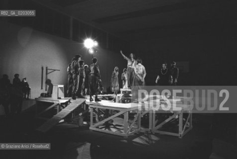 VENEZIA 1976 GRUPPO TEATRALE IN UNA PALESTRA © ARCHIVIO Graziano Arici/Rosebud2  XXXVII BIENNALE TEATRO SPROLICO GRUPPO TEATRALE PALESTRA