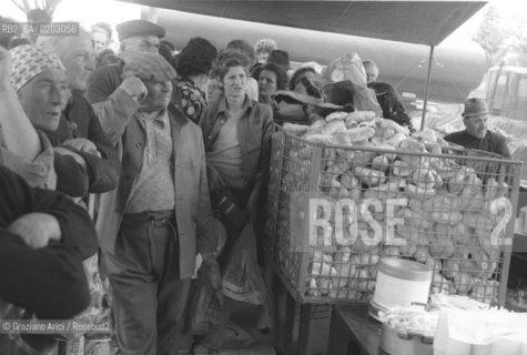 GEMONA 1976 PERSONE NELLA TENDOPOLI IN CODA PER IL PANE DOPO IL TERREMOTO NEL FRIULI © ARCHIVIO Graziano Arici/Rosebud2  TERREMOTO FRIULI VENEZIA GIULIA CATASTROFI AMBIENTALI SFOLLATI TENDOPOLI FILA PANE