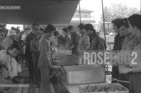 GEMONA 1976 SALONE PARRUCCHIERE NELLA TENDOPOLI DEI SENZATETTO DOPO IL TERREMOTO NEL FRIULI © ARCHIVIO Graziano Arici/Rosebud2  TERREMOTO FRIULI VENEZIA GIULIA PARRUCCHIERA DONNE CATASTROFI AMBIENTALI CASE DISTRUTTE ROVINE MACERIE SFOLLATI