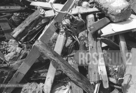 GEMONA 1976 MACERIE DOPO IL TERREMOTO NEL FRIULI © ARCHIVIO Graziano Arici/Rosebud2  TERREMOTO FRIULI VENEZIA GIULIA CATASTROFI AMBIENTALI CASE DISTRUTTE ROVINE MACERIE