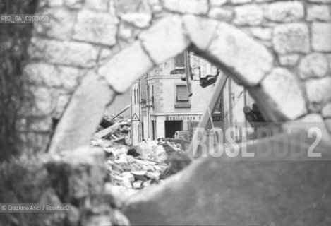 GEMONA 1976 CASA DISTRUTTA VISTA DA UN ARCATA DOPO IL TERREMOTO NEL FRIULI © ARCHIVIO Graziano Arici/Rosebud2  TERREMOTO FRIULI VENEZIA GIULIA CATASTROFI AMBIENTALI CASE DISTRUTTE ROVINE MACERIE