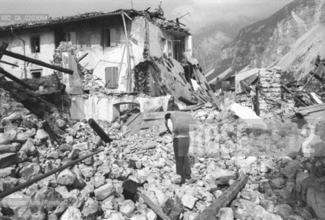 BRAULINS 1976 UOMO CHE LAVORA TRA LE MACERIE DOPO IL TERREMOTO DEL FRIULI © ARCHIVIO Graziano Arici/Rosebud2  TERREMOTO FRIULI CATASTROFI AMBIENTALI MACERIE CASE UOMO LAVORI DI RICOSTRUZIONE COMUNE DI TRASACHIS