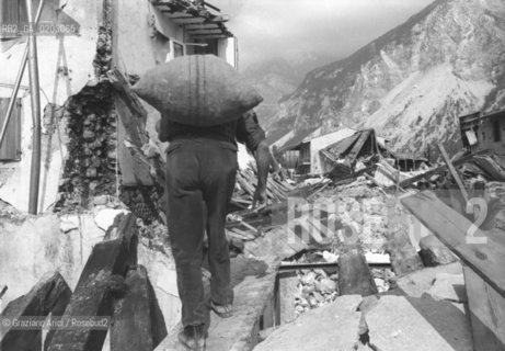 BRAULINS 1976 UOMO CHE LAVORA TRA LE MACERIE DOPO IL TERREMOTO DEL FRIULI © ARCHIVIO Graziano Arici/Rosebud2  TERREMOTO FRIULI CATASTROFI AMBIENTALI MACERIE CASE UOMO LAVORI DI RICOSTRUZIONE COMUNE DI TRASACHIS