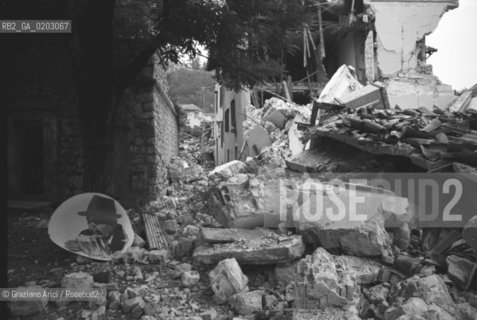 BRAULINS 1976 MACERIE DOPO IL TERREMOTO DEL FRIULI © ARCHIVIO Graziano Arici/Rosebud2  TERREMOTO FRIULI CATASTROFI AMBIENTALI MACERIE COMUNE DI TRASACHIS CARTELLONE BAFFO MORETTI