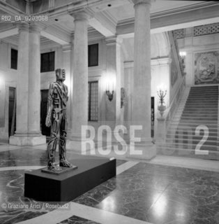 VENEZIA 1976 OPERA ROSSELLO ALLINGRESSO DI PALAZZO GRASI © ARCHIVIO Graziano Arici/Rosebud2  MOSTTRA ESPOSIZIONE ROSSELLO CENTRO INTERNAZIONALE DELLE ARTI E DEL COSTUME PALAZZO GRASSI ATRIO SCALE