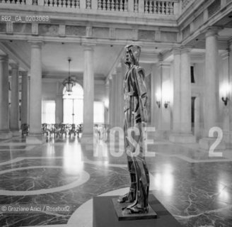 VENEZIA 1976 OPERA ROSSELLO ALLINGRESSO DI PALAZZO GRASSI © ARCHIVIO Graziano Arici/Rosebud2  MOSTTRA ESPOSIZIONE ROSSELLO CENTRO INTERNAZIONALE DELLE ARTI E DEL COSTUME PALAZZO GRASSI ATRIO SCALE