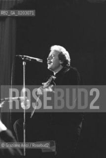 VENEZIA 1976 DOMENICO MODUGNO CHE CANTA © ARCHIVIO Graziano Arici/Rosebud2  SETTIMANA MONDIALE DELLUNESCO AL TEATRO LA FENICE CANTANTE DOMENICO MODUGNO
