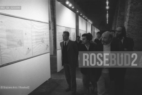 VENEZIA 1976 PIETRO INGRAO E VITTORIO GREGOTTI © ARCHIVIO Graziano Arici/Rosebud2  XXXVII BIENNALE VISITA PRESIDENTE CAMERA DEPUTATI PARTITO COMUNISTA PIETRO INGRAO DIRETTORE VITTORIO GREGOTTI EX CHIESA SAN LORENZO ESPOSIZIONE ARCHITETTI