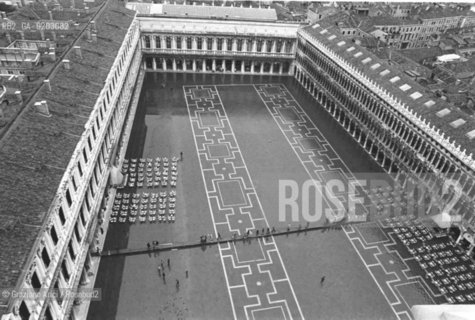 VENEZIA 1976 PIAZZA SAN MARCO VISTA DALLALTO CON ACQUA ALTA © ARCHIVIO Graziano Arici/Rosebud2  ACQUA ALTA PROBLEMI VENEZIA PIAZZA SAN MARCO PASSERELLE PERSONE