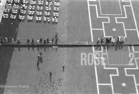 VENEZIA 1976 PIAZZA SAN MARCO VISTA DALLALTO CON ACQUA ALTA © ARCHIVIO Graziano Arici/Rosebud2  ACQUA ALTA PROBLEMI VENEZIA PIAZZA SAN MARCO PASSERELLE PERSONE
