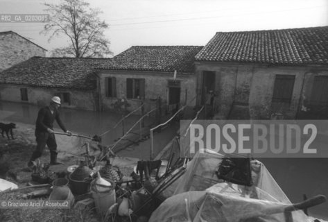 POLESINA 1976 CASE ALLAGATE E CONTADINO © ARCHIVIO Graziano Arici/Rosebud2  ALLUVIONE PIENA DEL FIUME PO POLESINE POLESELLA CONTADINO