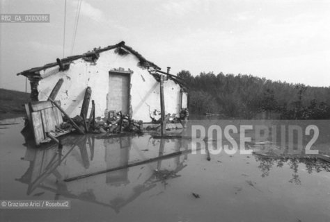 POLESINE 1976 CASE ALLAGATE © ARCHIVIO Graziano Arici/Rosebud2  ALLUVIONE PIENA DEL FIUME PO POLESINE POLESELLA