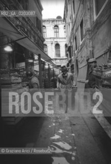 VENEZIA 1976 UOMO CHE PORTA UN CARRETTO NELLACQUA ALTA © ARCHIVIO Graziano Arici/Rosebud2  ACQUA ALTA CALLE MERCATO CARRETTO PROBLEMI VENEZIA