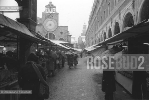 VENEZIA 1976 MERCATO RIALTO SOTTO LA PIOGGIA © ARCHIVIO Graziano Arici/Rosebud2  MERCATO RIALTO LAVORATORI CASSE VERDURA PIOGGIA