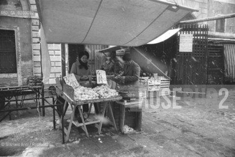 VENEZIA 1976 MERCATO RIALTO SOTTO LA PIOGGIA © ARCHIVIO Graziano Arici/Rosebud2  MERCATO RIALTO LAVORATORI CASSE VERDURA PIOGGIA