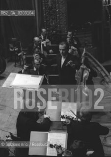 VENEZIA 1976 DIRETTORE DORCHESTRA ZOLTAN PESKO © ARCHIVIO Graziano Arici/Rosebud2  XXXVII BIENNALE MUSICA ORCHESTRA DI RADIO AMBURGO DIRETTORE ZOLTAN PESKO  COMPOSITORE PAUL MEFANO BRIAN FERNEYHOUGH SCIARRINO BROWN FELDMAN LIGETTI TEATRO LA FENICE