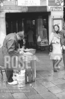 VENEZIA 1976 VENDITORE DI UOVA © ARCHIVIO Graziano Arici/Rosebud2  VENDITORE AMBULANTE UOVA CAMPO SAN POLO