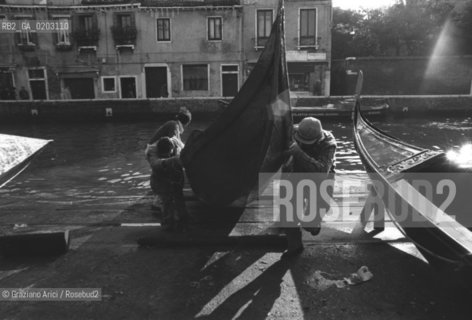 VENEZIA 1976 UOMINI CHE TIRANO SU UNA GONDOLA © ARCHIVIO Graziano Arici/Rosebud2  SQUERO DI SAN TROVASO GONDOLE FABBRICAZIONE RIPARAZIONE