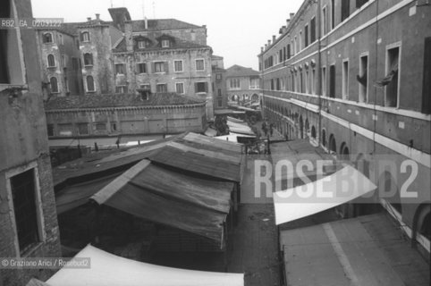 VENEZIA 1976 EX MERCATO DI RIALTO © ARCHIVIO Graziano Arici/Rosebud2  ACQUA ALTA VENEZIA PROBLEMI CITTA EX MERCATO ORTOFRUTTICOLO RIALTO BANCARELLE TENDONI