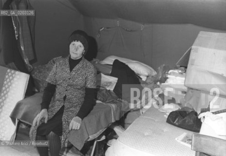 CORNINO 1976 ANZIANA TERREMOTATA IN TENDA © ARCHIVIO Graziano Arici/Rosebud2  TERREMOTO DEL FRIULI SFOLLATI TENDOPOLI DISAGI