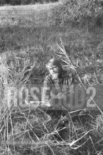 MONTEMASSI 1976 VITTORIO BASAGLIA TRA LERBA © ARCHIVIO Graziano Arici/Rosebud2  VACANZE MONTEMASSI CON MARCK SMITH E FAMIGLIA SCULTORE VITTORIO BASAGLIA ERBA NATURA