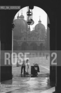 VENEZIA 1976 SPAZZINI A SAN MARCO © ARCHIVIO Graziano Arici/Rosebud2  PIAZZA SAN MARCO SPAZZINI LAVORO MATTINA PRESTO PULITURA BASILICA SAN MARCO