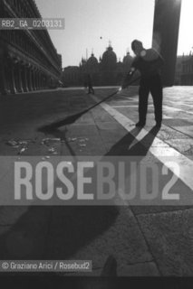 VENEZIA 1976 SPAZZINI A SAN MARCO © ARCHIVIO Graziano Arici/Rosebud2  PIAZZA SAN MARCO SPAZZINI LAVORO MATTINA PRESTO PULITURA BASILICA SAN MARCO