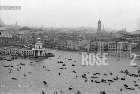 VENEZIA 1976 VOGALONGA © ARCHIVIO Graziano Arici/Rosebud2  PRIMA EDIZIONE VOGALONGA BACINO SAN MARCO BARCHE PERSONE MANIFESTAZIONE SPORTIVA