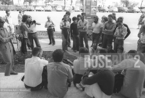 VENEZIA 1976 CONFERENZA STAMPA DEL CONVEGNO CINEMA BIENNALE © ARCHIVIO Graziano Arici/Rosebud2  XXXVII BIENNALE CINEMA RASSEGNA SEGNALAZIONE SINDACATO CRITICI CINEMATOGRAFICI ITALIANI LIDO PALAZZO DEL CINEMA CONFERENZA STAMPA ESTERNO