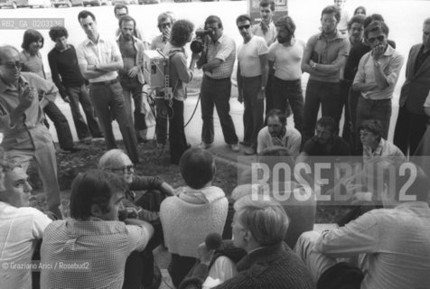 VENEZIA 1976 CONFERENZA STAMPA DEL CONVEGNO CINEMA BIENNALE © ARCHIVIO Graziano Arici/Rosebud2  XXXVII BIENNALE CINEMA RASSEGNA SEGNALAZIONE SINDACATO CRITICI CINEMATOGRAFICI ITALIANI LIDO PALAZZO DEL CINEMA CONFERENZA STAMPA ESTERNO