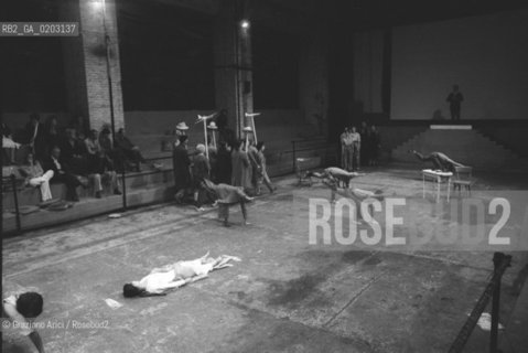 VENEZIA 1976 SPETTACOLO QUARRY © ARCHIVIO Graziano Arici/Rosebud2  XXXVII BIENNALE TEATRO SPETTACOLO QUARRY ATTRICE COREOGRAFA MEREDITH MONK EX CANTIERI NAVALI GIUDECCA