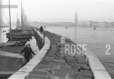 VENEZIA 1977 DARSENA IN ROVINA DI SAN GIORGIO © ARCHIVIO Graziano Arici/Rosebud2  DARSENA ISOLA SAN GIORGIO ROVINA BARCHE BACINO SAN MARCO
