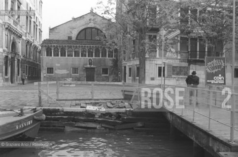 VENEZIA 1977 MASEGNI SPACCATI A SAN SAMUELE © ARCHIVIO Graziano Arici/Rosebud2  DEGRADO URBANO MASEGNI SAN SAMUELE VENEZIA PONTILE