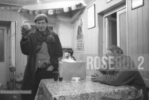 VENEZIA 1977 OSTERIA CARAMPANE E CLIENTI © ARCHIVIO Graziano Arici/Rosebud2  OSTERIE BACARO CARAMPANE CLIENTI PRIMI  PIANI INTERNI