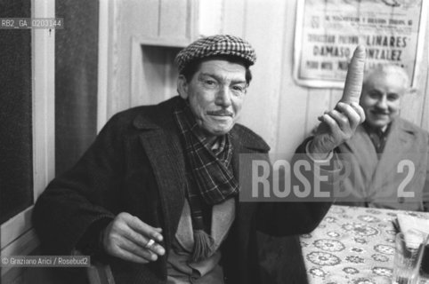 VENEZIA 1977 OSTERIA CARAMPANE E CLIENTE CON CAROTA IN MANO  © ARCHIVIO Graziano Arici/Rosebud2  OSTERIE BACARO CARAMPANE CLIENTI PRIMI  PIANI INTERNI