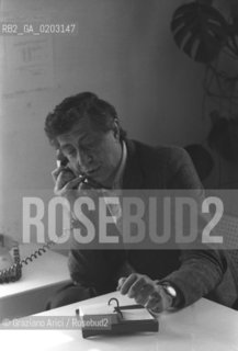 TRIESTE 1977 FRANCO BASAGLIA CHE PARLA AL TELEFONO © ARCHIVIO Graziano Arici/Rosebud2  PSICHIATRA FRANCO BASAGLIA MANICOMI CHIUSURA OSPEDALE PSICHIATRICO PROVINCIALE TRIESTE