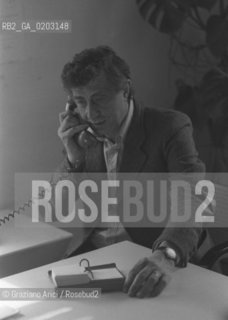 TRIESTE 1977 FRANCO BASAGLIA CHE PARLA AL TELEFONO © ARCHIVIO Graziano Arici/Rosebud2  PSICHIATRA FRANCO BASAGLIA MANICOMI CHIUSURA OSPEDALE PSICHIATRICO PROVINCIALE TRIESTE