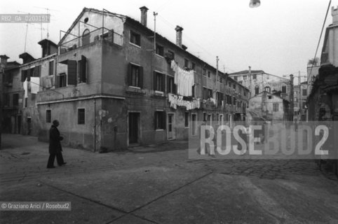 VENEZIA 1977QUARTIERE DELLA GIUDECCA © ARCHIVIO Graziano Arici/Rosebud2  ISOLA GIUDECCA DONNA CAMPO CASE MS