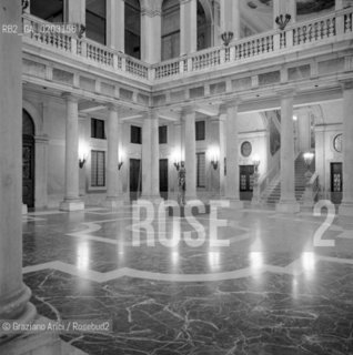 VENEZIA 1976 CORTILE E ATRIO DI PALAZZO GRASSI © ARCHIVIO Graziano Arici/Rosebud2  CORTILE ATRIO OPERA BRONZO PALAZZO GRASSI VENEZIA