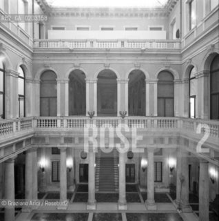VENEZIA 1983 INTERNI DI PALAZZO GRASSI © ARCHIVIO Graziano Arici/Rosebud2  INTERNI SCALE ATRIO COLONNE PALAZZO GRASSI