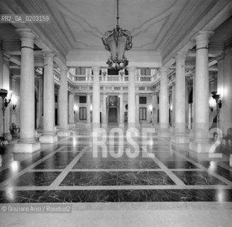VENEZIA 1983 INTERNI DI PALAZZO GRASSI © ARCHIVIO Graziano Arici/Rosebud2  INTERNI ATRIO SCALONE COLONNATO PAVIMENTI PALAZZO GRASSI