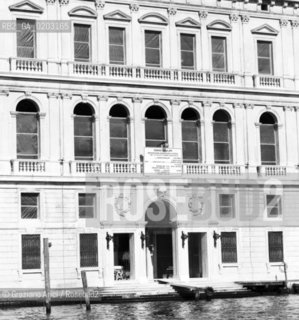 VENEZIA 1985 FACCIATA ESTERNA DI PALAZZO GRASSI © ARCHIVIO Graziano Arici/Rosebud2  FACCIATA ESTERNA CANALE VEDUTA FRONTALE PALAZZO GRASSI
