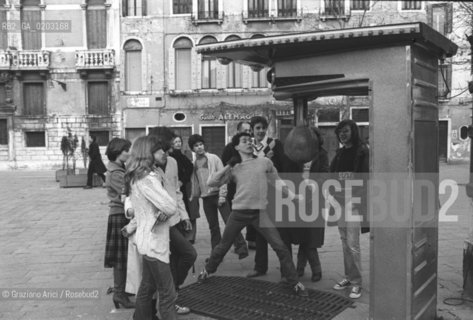 VENEZIA 1977 RAGAZZI CHE GIOCANO SULLA GIOSTRA DEI PUGNI © ARCHIVIO Graziano Arici/Rosebud2  GIOSTRE VENEZIA CAMPO SAN POLO RAGAZZI GIOCHI