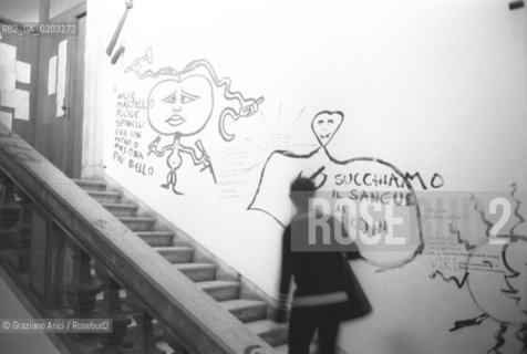 VENEZIA 1977 SCRITTE SUI MURI IUAV © ARCHIVIO Graziano Arici/Rosebud2  SCRITTE MURI DISEGNI UNIVERSITA ARCHITETTURA SCRITTE COMUNISTE FALCE MARTELLO