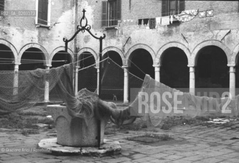 VENEZIA 1977 CHIOSTRO DI SAN PIETRO DI CASTELLO © ARCHIVIO Graziano Arici/Rosebud2  POZZO RETI CHIOSTRO SAN PIETRO CASTELLO