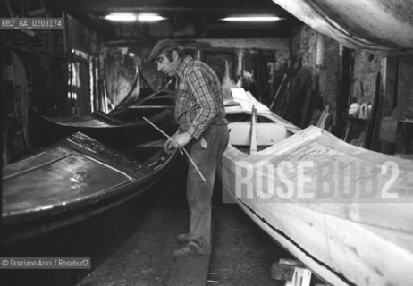 VENEZIA 1977 COSTRUZIONE GONDOLE © ARCHIVIO Graziano Arici/Rosebud2  SQUERO GONDOLE LABORATORIO COSTRUZIONE GONDOLE