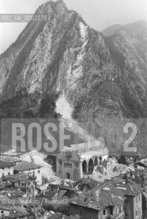 GEMONA 1977 CHIESA SAN GIOVANNI IN GEMONA VISTA DALLALTO © ARCHIVIO Graziano Arici/Rosebud2  MACERIE TERREMOTO FRIULI CHIESA ROVINE VEDUTA DALLALTO